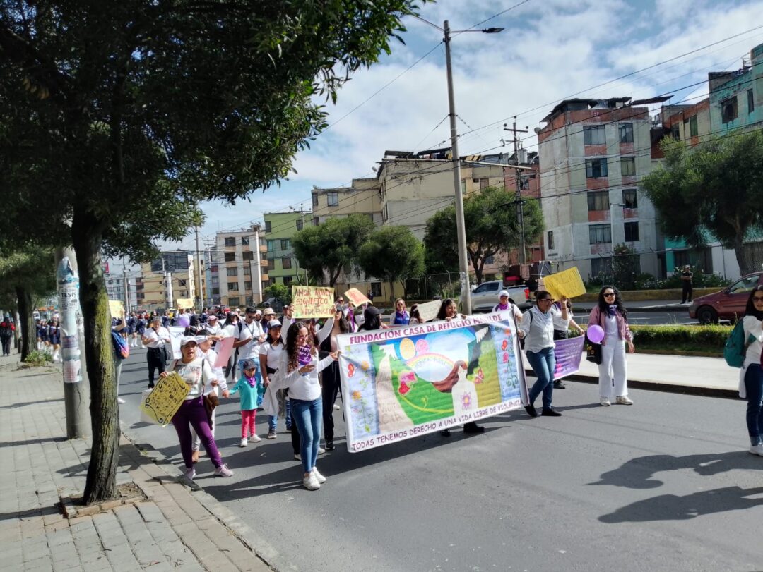 La imagen muestra a mujeres marchando contra la violencia de género en calles del sur de Quito-Ecuador.