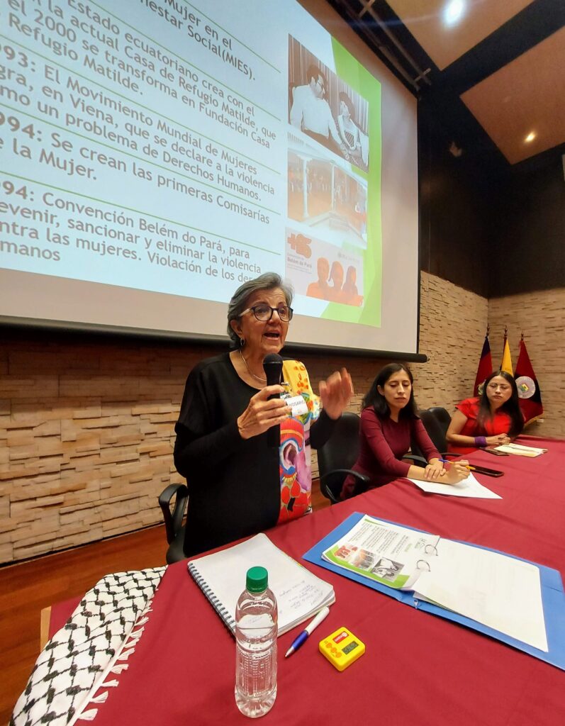 mostrar a Rosario Gómez hablando en la charla magistral