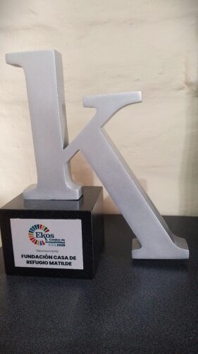 Reconocimiento de Revista Ekos en la Cumbre de Sostenibilidad Ekos 2025 por la trayectoria de la Fundación Casa de Refugio Matilde y el trabajo en favor de las mujeres víctimas de violencia de género.
