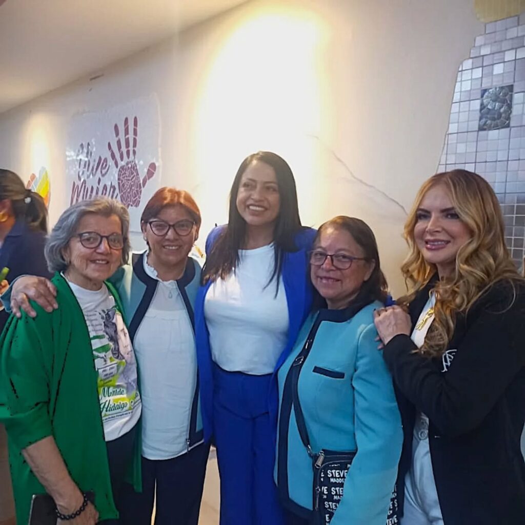Mostrar a Rosario Gómez Santos, presidenta de la Fundación Casa de Refugio Matilde con la Prefecta Paola Pabón y representantes de otras organizaciones que trabajan contra la violencia de género.