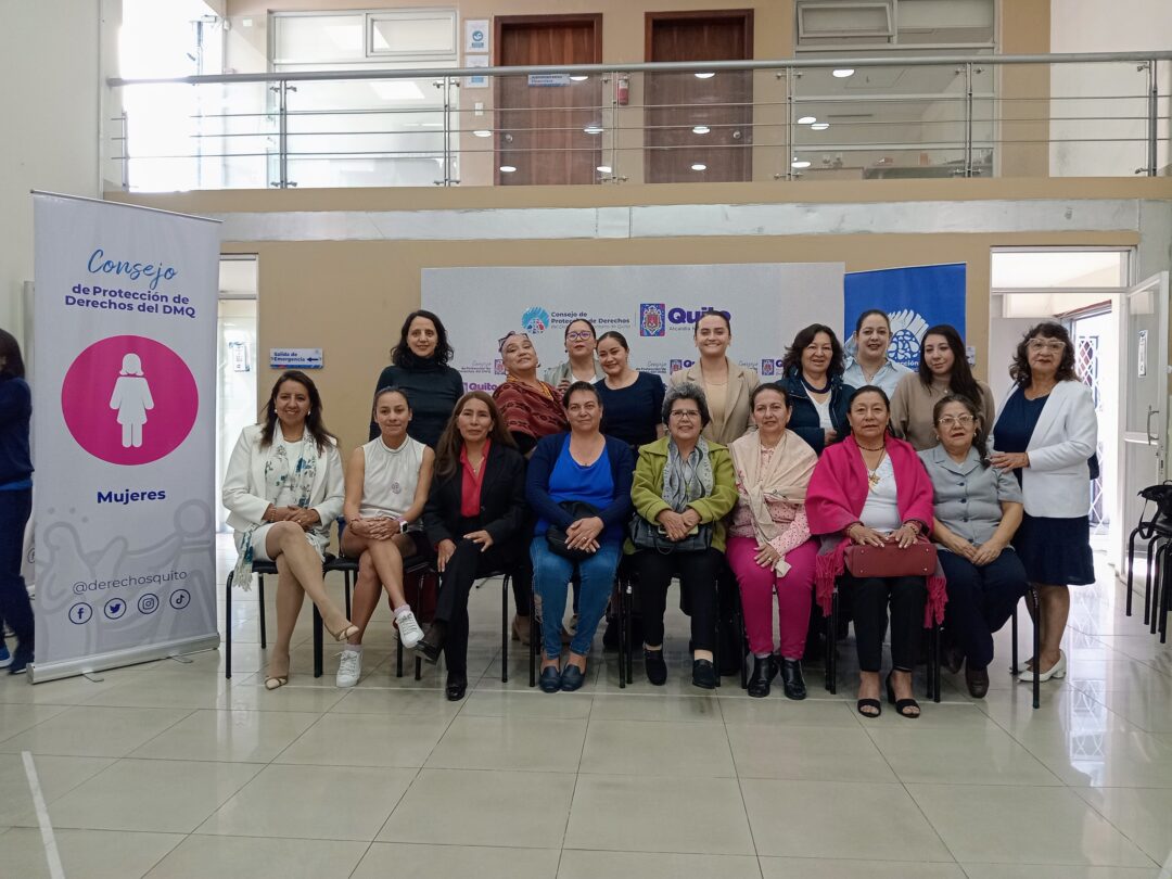 Mostrar a las mujeres que son parte del nuevo consejo consultivo de la sociedad civil para el tema de derechos de las mujeres en el Distrito Metropolitano de Quito.