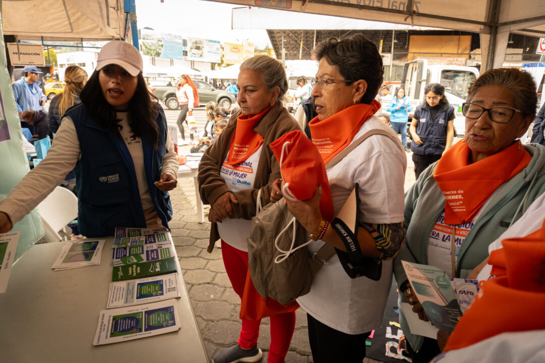 Foto que muestra la participación de la Fundación Casa de Refugio Matilde en la Feria por el "5 de Noviembre Día de la Eliminación de la Violencia contra la Mujer en el mercado Mayorista en el sur de Quito. Mostrar que se difundieron los servicios de la Casa Matilde a la población del sur de Quito.
