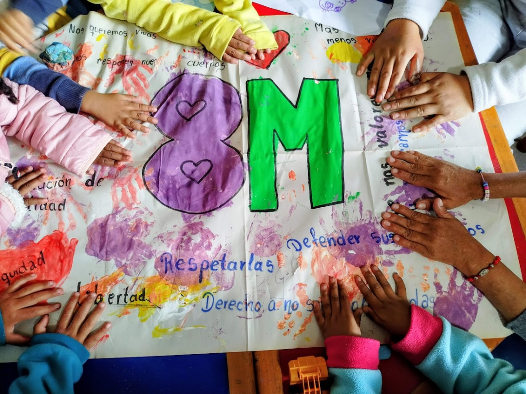 Mostrar el 8 de marzo con las manos de usuarias del albergue para mujeres víctimas de violencia de género de la Casa MAtilde